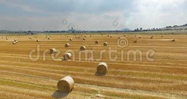 在乡间用一捆干草拍摄麦田的空中景色。 从高速公路上看到一辆开着卡车的